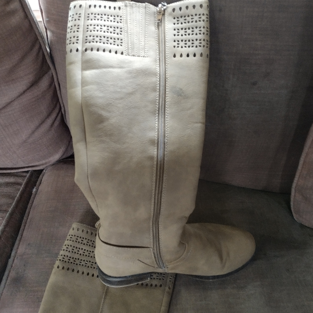Boots - Picture 3 of 3